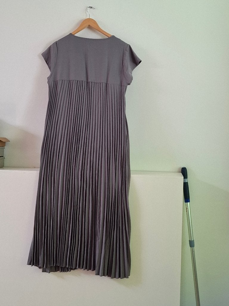grijze plisé jurk, X&Z, Maat 46/48 (XL) of groter, Ophalen of Verzenden, Zo goed als nieuw