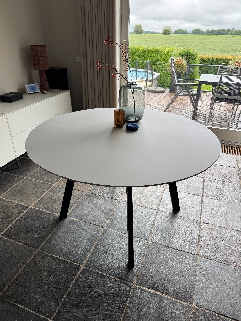 Studio Henk ronde eettafel - Ø130cm - Grijs/Zwart, Huis en Inrichting, Ophalen, 100 tot 150 cm, Rond, 50 tot 100 cm