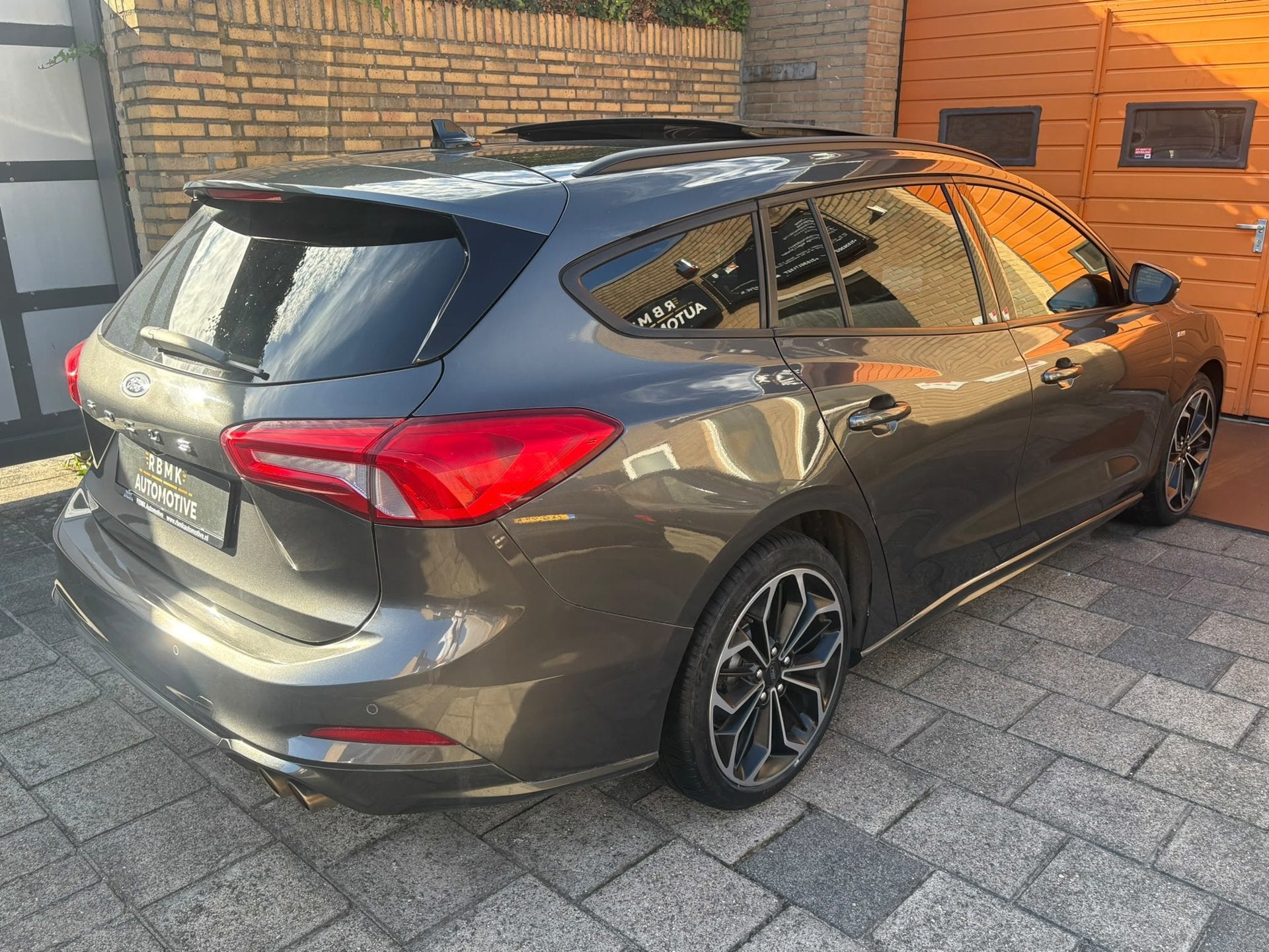 Ford Focus 1.5 EcoBoost ST Line Business / Panorama dak!, Auto's, 1304 kg, Stof, Zwart, 150 pk