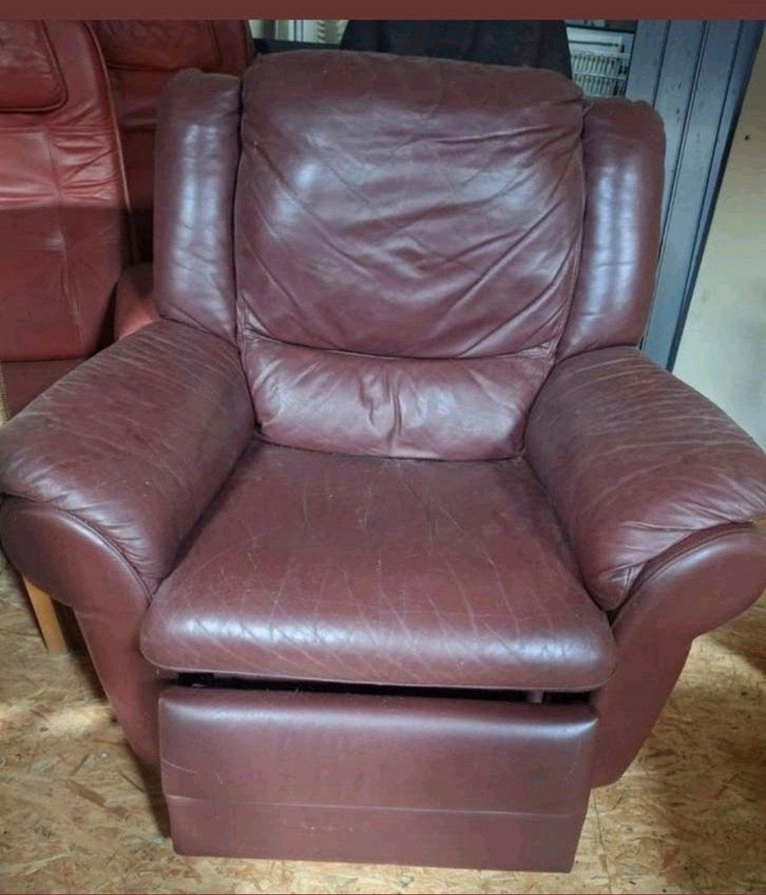Robuuste rode lederen relaxfauteuil, Huis en Inrichting, Fauteuils, Ophalen, Gebruikt, Klassiek, Comfortabel, 100 tot 125 cm