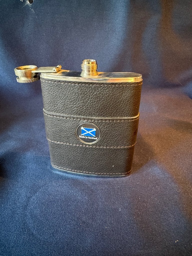 Heupfles / zakflacon 6 oz RVS met leer en Schotse vlag, Antiek en Kunst, Ophalen of Verzenden