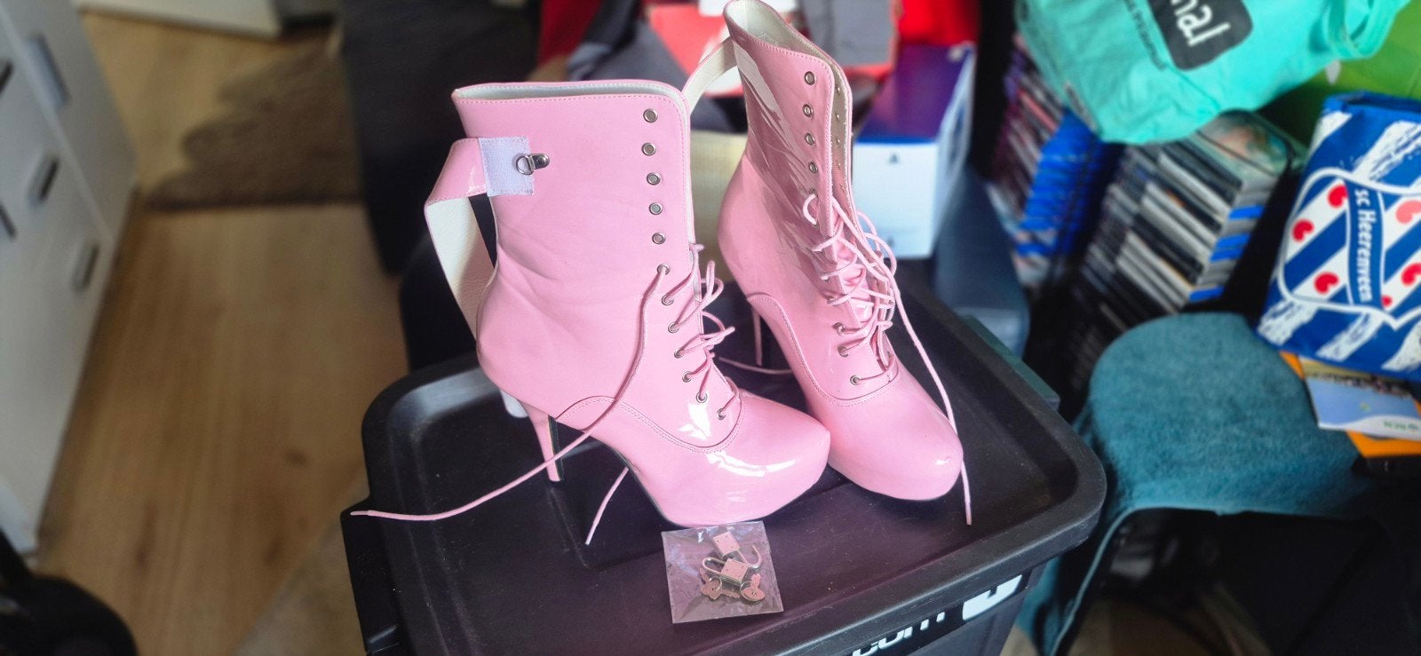 Roze laarzen met hoge hak en slot, maat 44, Kleding | Dames, Onbekend., Nieuw, Ophalen of Verzenden, Schoenen met hoge hakken