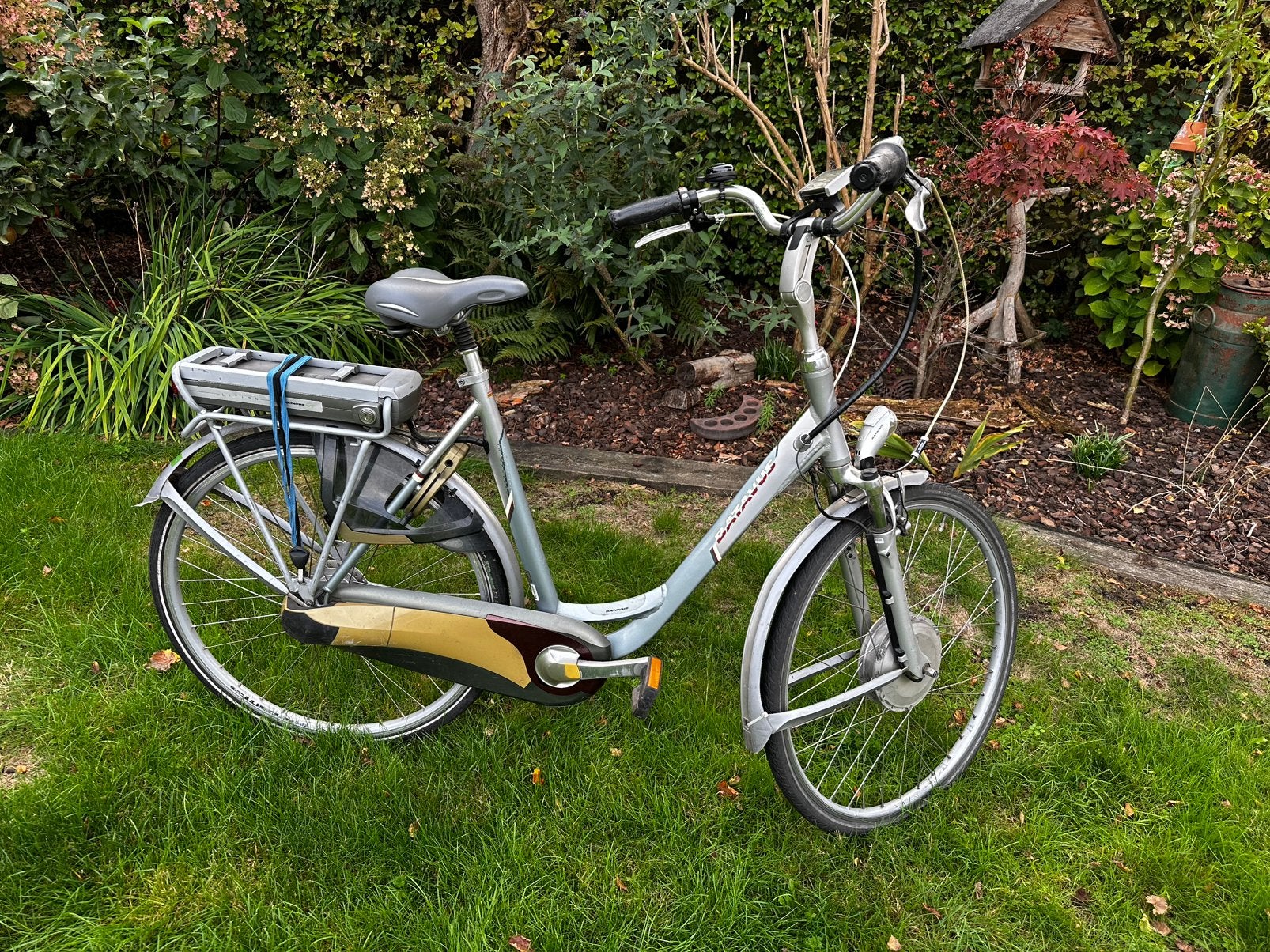 Elektrische damesfiets Batavus blauw/grijs 57/28 inch, Ophalen, Batavus, Zo goed als nieuw, 50 km per accu of meer