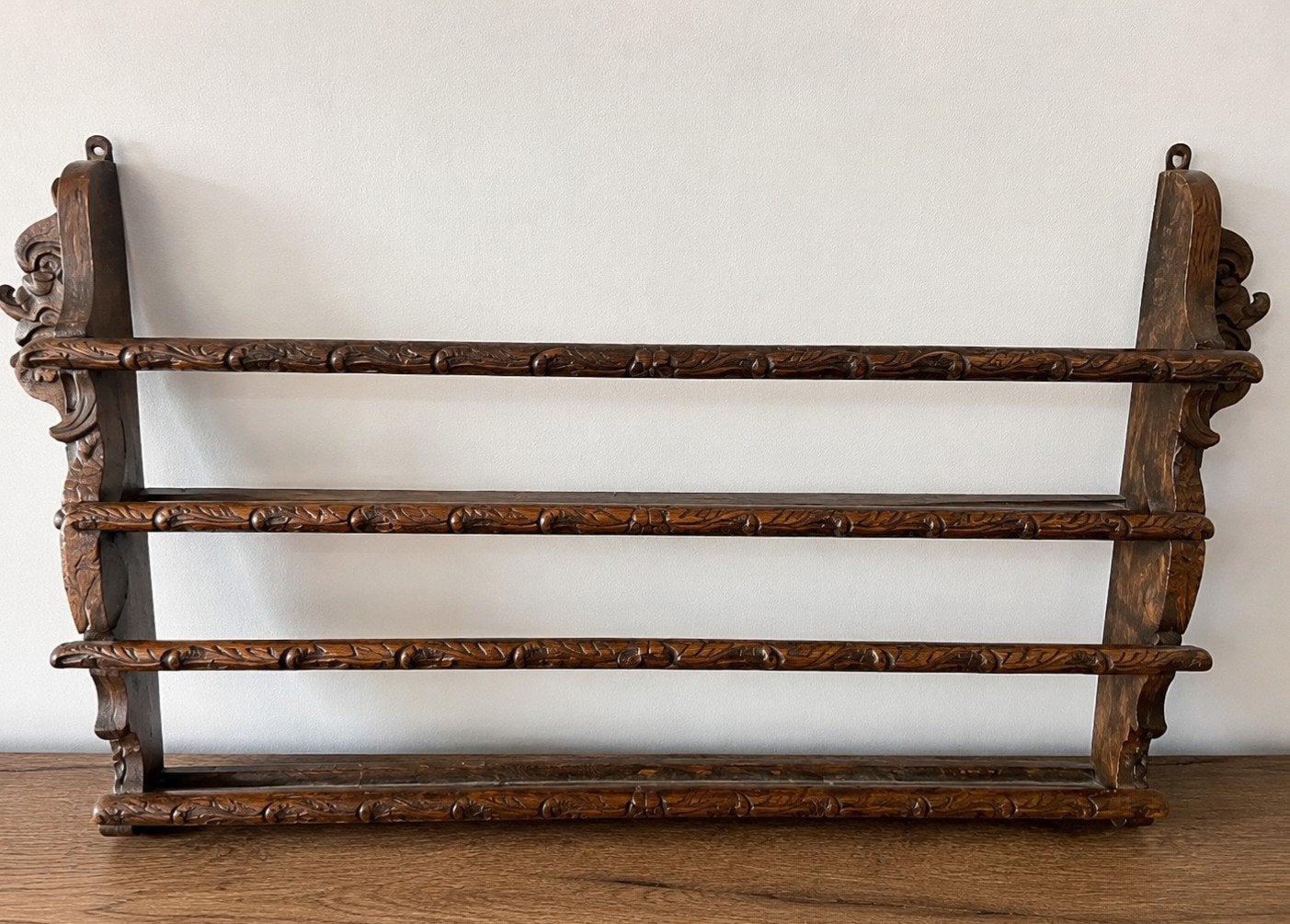 Antiek houten bordenrek met houtsnijwerk, Ophalen