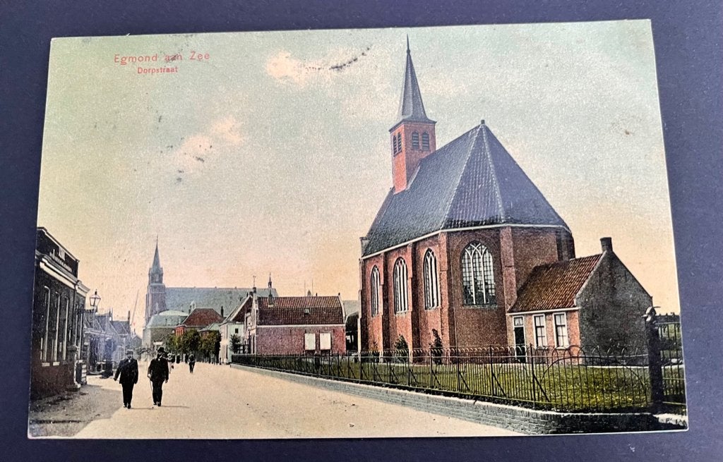 ansichtkaart van Egmond aan Zee ; Dorpsstraat met kerk., Verzenden, 1920 tot 1940, Noord-Holland