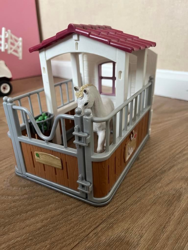 Schleich stal met wit paard - Speelset, Kinderen en Baby's, Speelgoed | Overig, Ophalen of Verzenden, Gebruikt, Jongen of Meisje