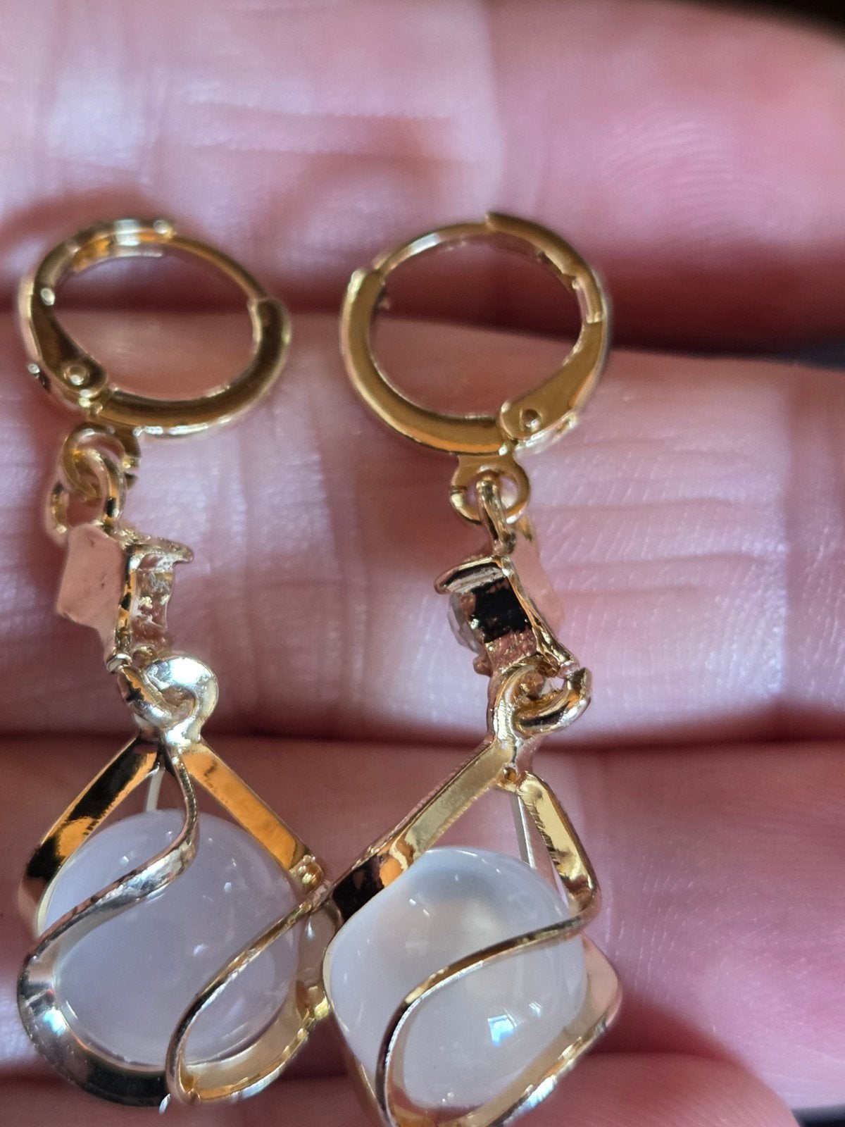 Goudenkleurige Oorbellen met Witte Steen, Sieraden, Tassen en Uiterlijk, Oorbellen, Ophalen of Verzenden, Zo goed als nieuw, Goud