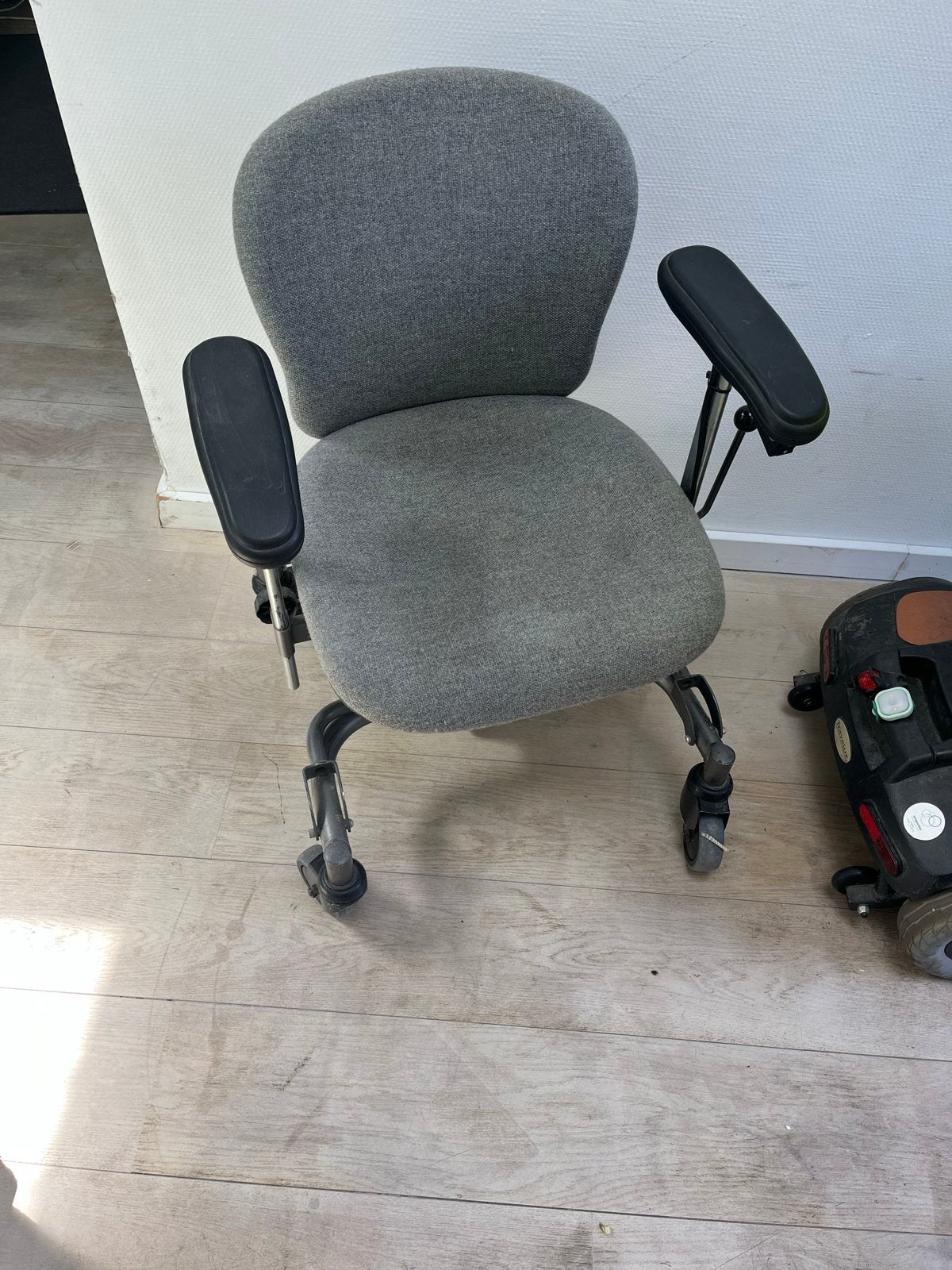 Comfortabele grijze triple stoel met armleuningen, Ophalen, Gebruikt, Grijs, Bureaustoel