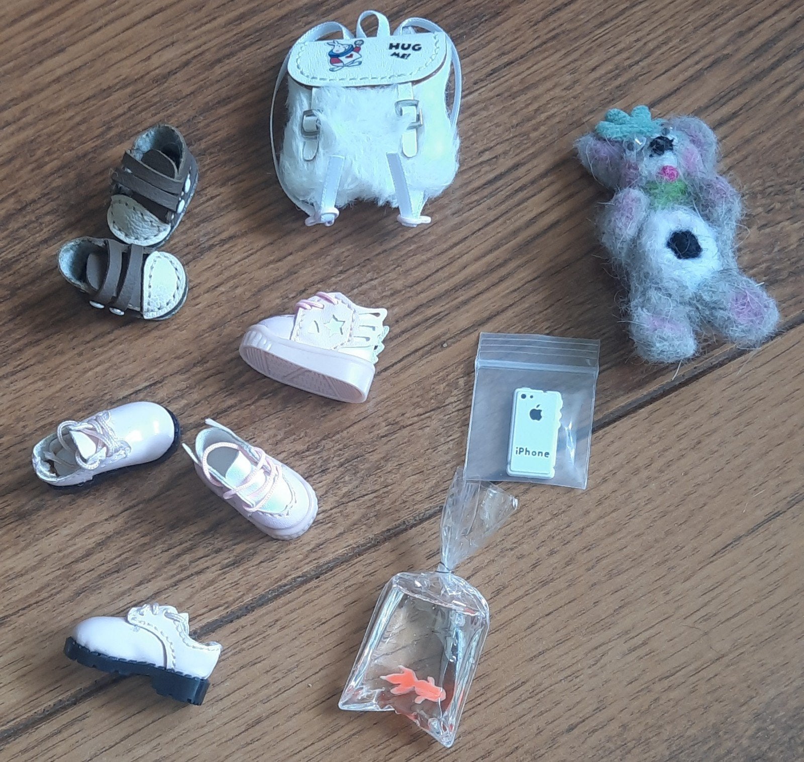 Pakket; bjd ob11, 3 paar schoentjes, rugtas, iPhone en vis., Ophalen of Verzenden, Zo goed als nieuw, Kleertjes