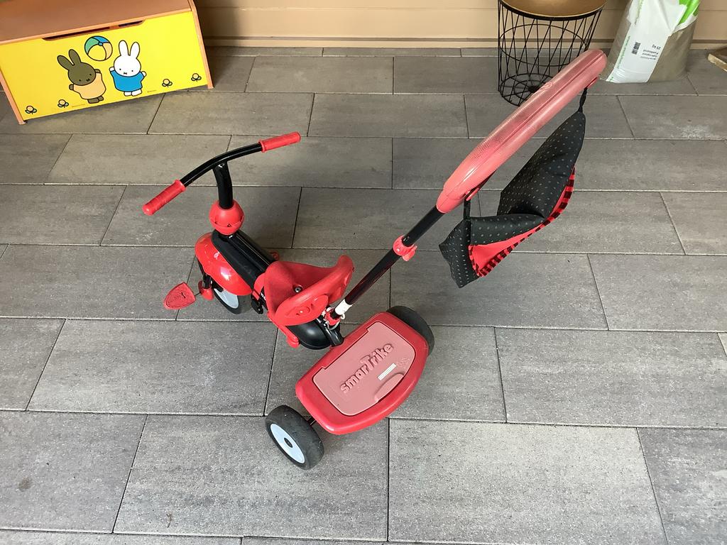 smarTrike driewieler rood met duwstang en zonnekap, Fietsen en Brommers, Ophalen, Gebruikt, Duwstang