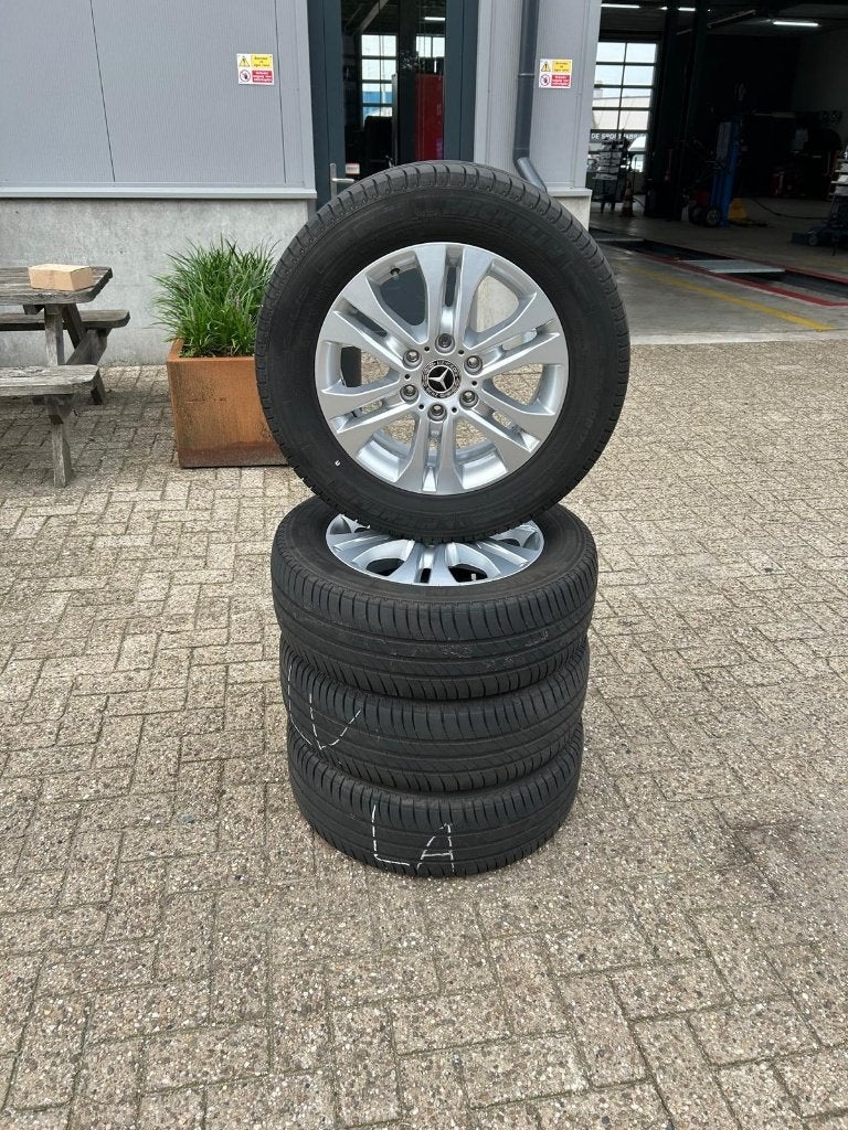 17 inch Mercedes Benz Sprinter wielen 235/60R17, Auto-onderdelen, Ophalen, Banden en Velgen, 17 inch, 235 mm