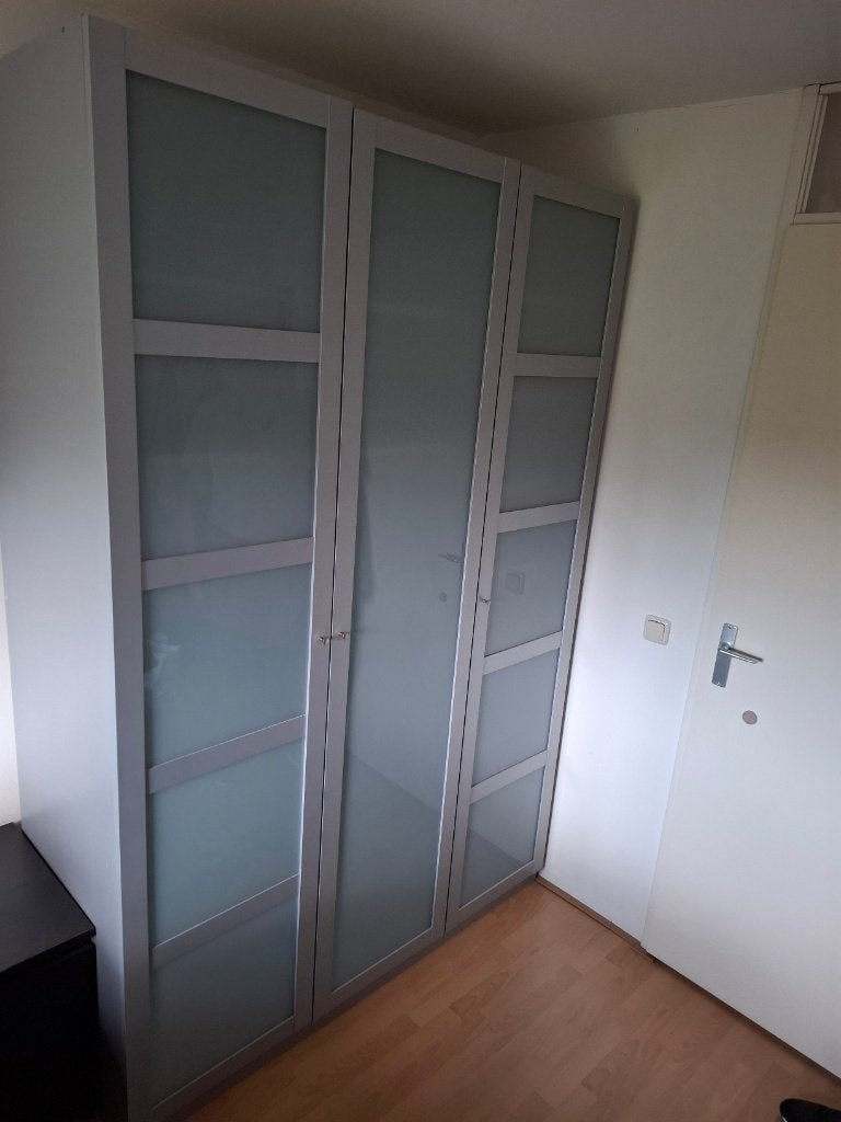 Moderne driedeurs kledingkast met hang- en leggedeelte