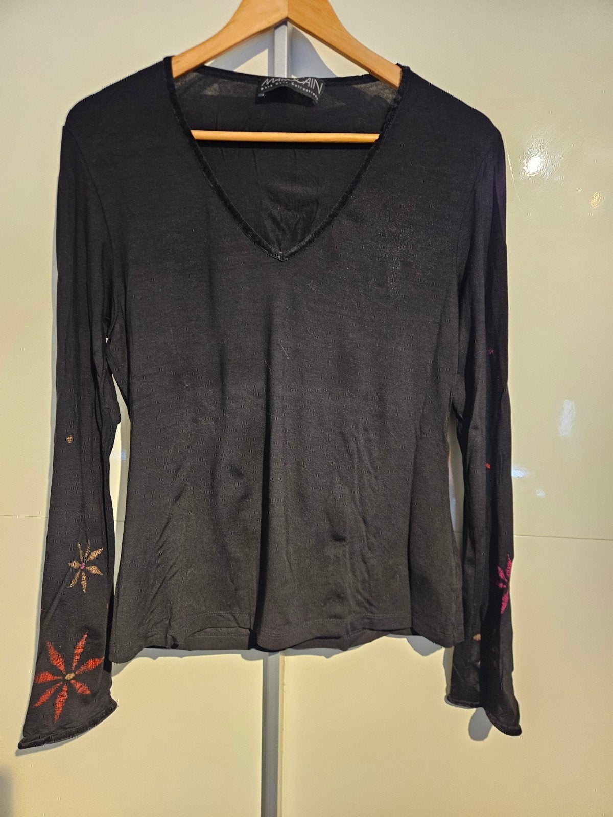 Marc Cain zwarte top met lange mouwen en bloemendetails, Marc Cain, Zwart, Zo goed als nieuw, Lange mouw
