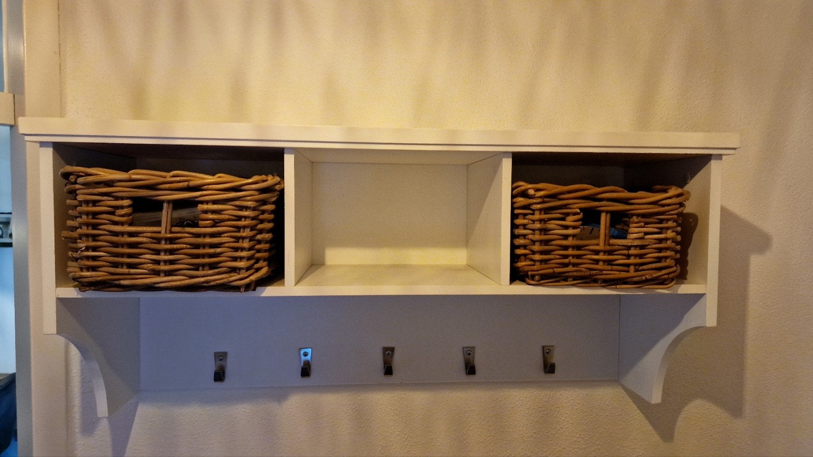Witte wandkapstok met rieten opbergmandjes, Gebruikt, Minder dan 100 cm, Hout, Ophalen