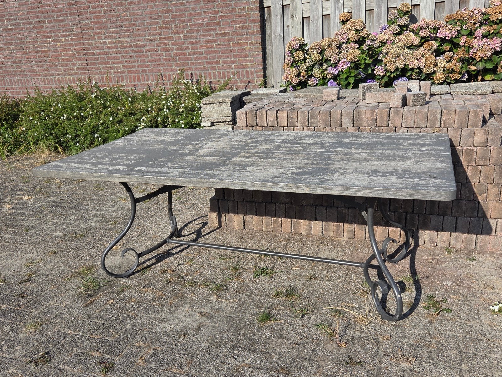 Robuuste tuintafel met metalen onderstel, Ophalen, Gebruikt, Rechthoekig, Metaal