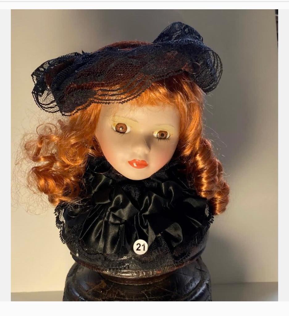 Poppenhoofdje 13 cm met zwarte haar en hals versiering, Verzamelen, Poppen, Ophalen of Verzenden, Zo goed als nieuw, X, Pop