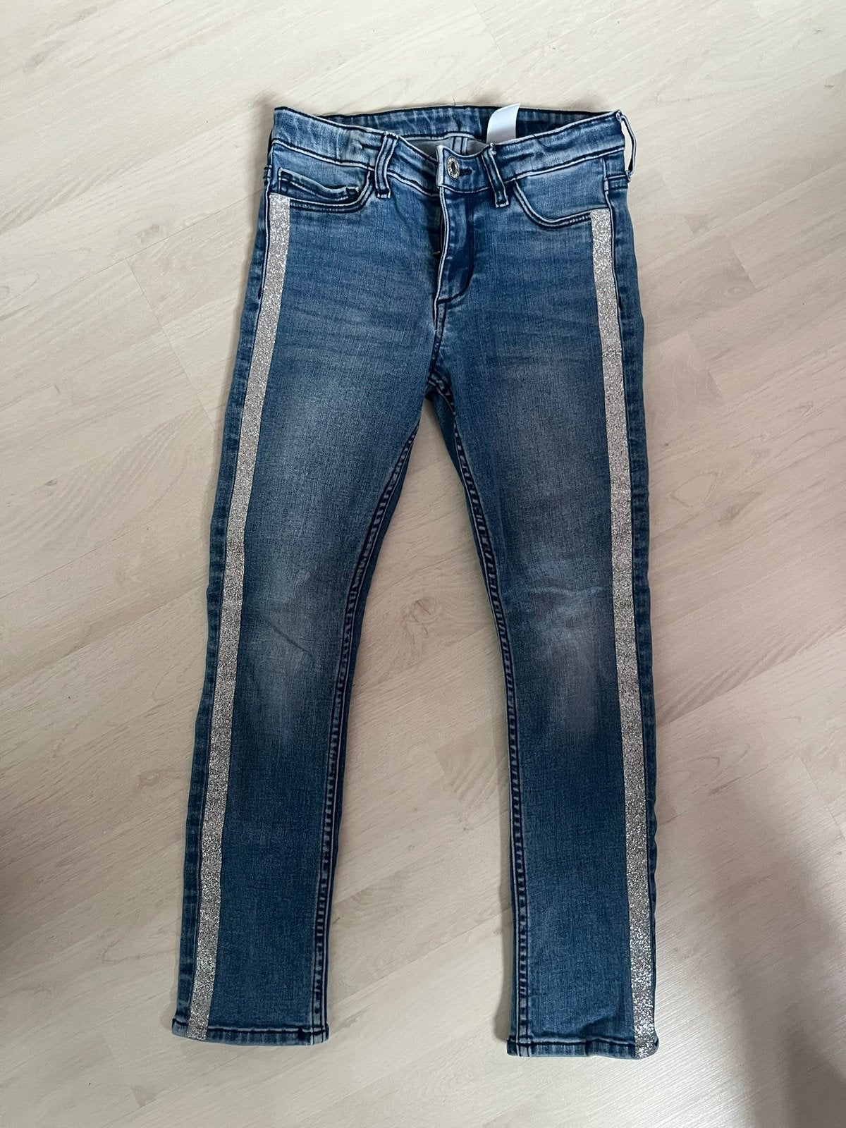Spijkerbroek met glitters aan de zijkant, maat 128, merk:H&M, Ophalen of Verzenden, Gebruikt, Meisje, Broek
