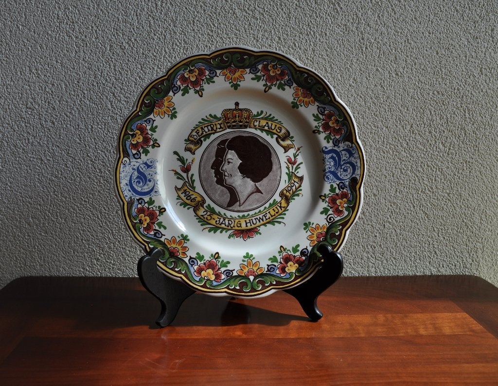Bord Beatrix Claus 25 jarig Huwelijk 1991 24,5 cm, Ophalen of Verzenden, Gebruikt, Servies