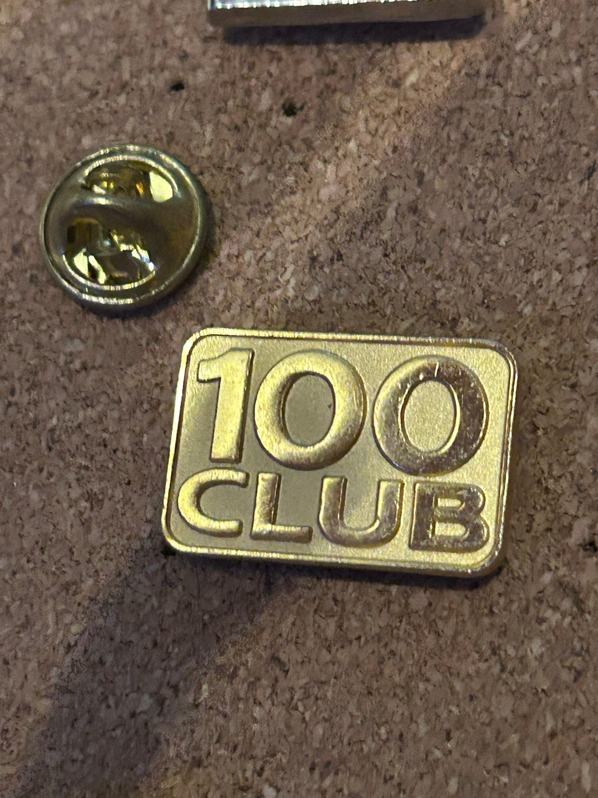 Gouden '100 Club' pin - Exclusief Verzamelobject, Ophalen of Verzenden, Zo goed als nieuw, Overige onderwerpen, Speldje of Pin