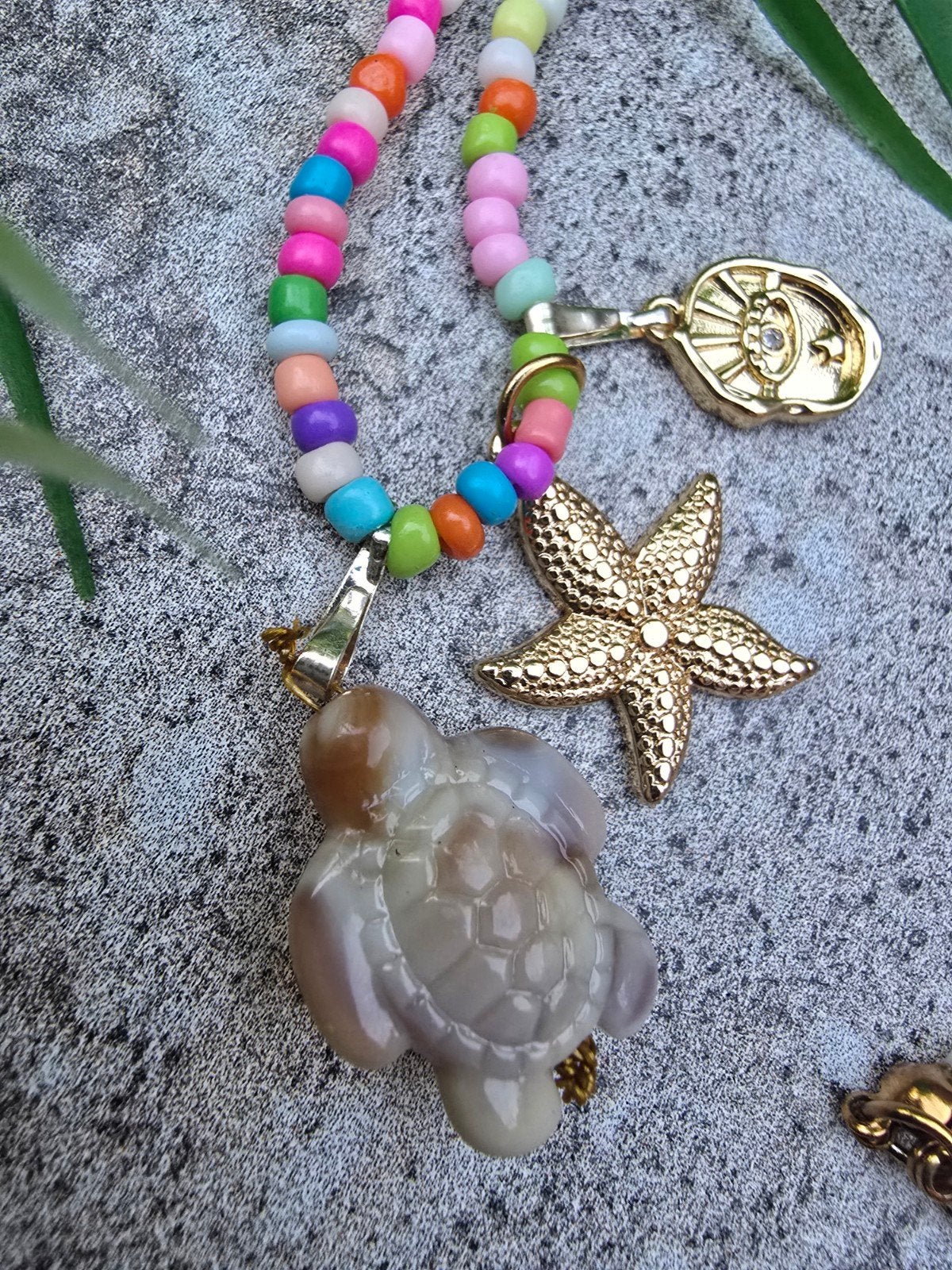 Handgemaakte kralenketting met 3 bedels van SMTNG Fab., Sieraden, Tassen en Uiterlijk, Kettingen, Overige kleuren, Nieuw, Ophalen of Verzenden