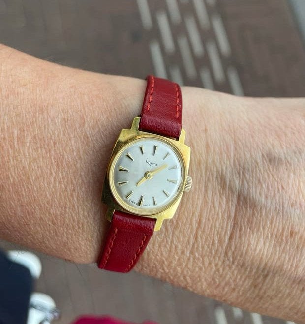 Kurz vintage dames polshorloge, goudkleurig, rood l, Overige merken, Overige materialen, Met bandje, Polshorloge