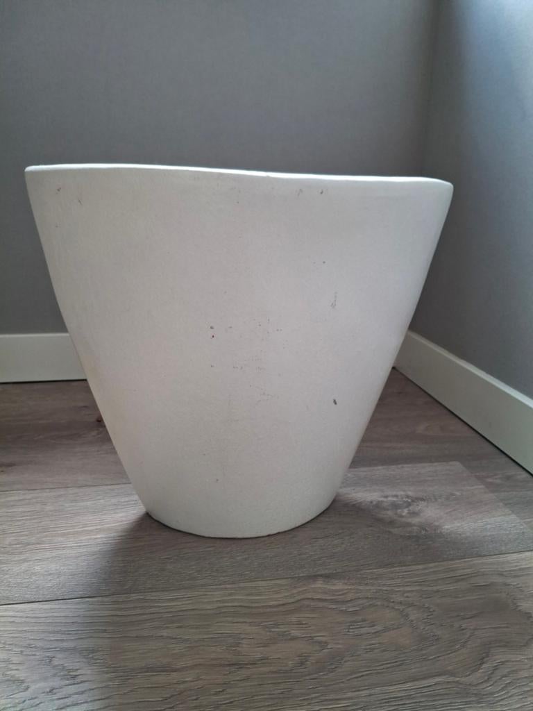 Witte bloempot, ovaalvormig, voor binnen of buiten, 25 tot 40 cm, Binnen, Ophalen of Verzenden, Zo goed als nieuw