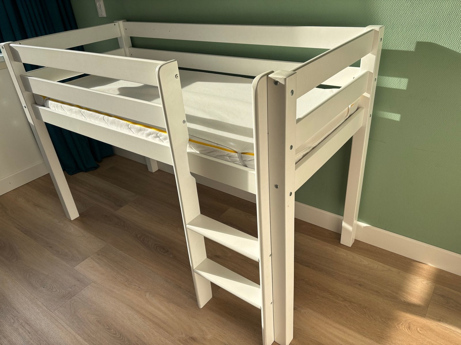 Halve hoogslaper wit - Peuterbed,, incl. matras, Ophalen, 85 tot 100 cm, Gebruikt, Hoogslaper of Stapelbed