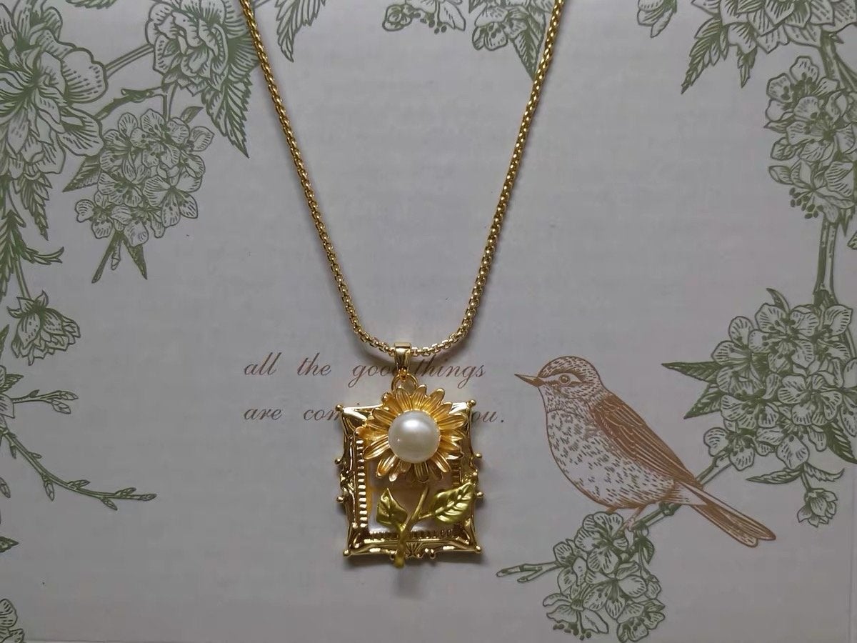 Gouden ketting met zonnebloem hanger en parel, Nieuw, Ophalen of Verzenden, Goud, Overige materialen