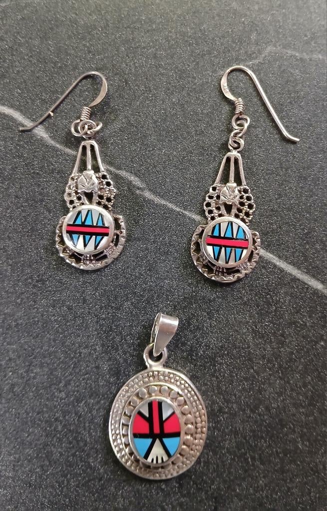 Zilveren oorbellen met hanger, kleurrijke inleg, Sieraden, Tassen en Uiterlijk, Oorbellen, Ophalen of Verzenden, Zilver, Zilver