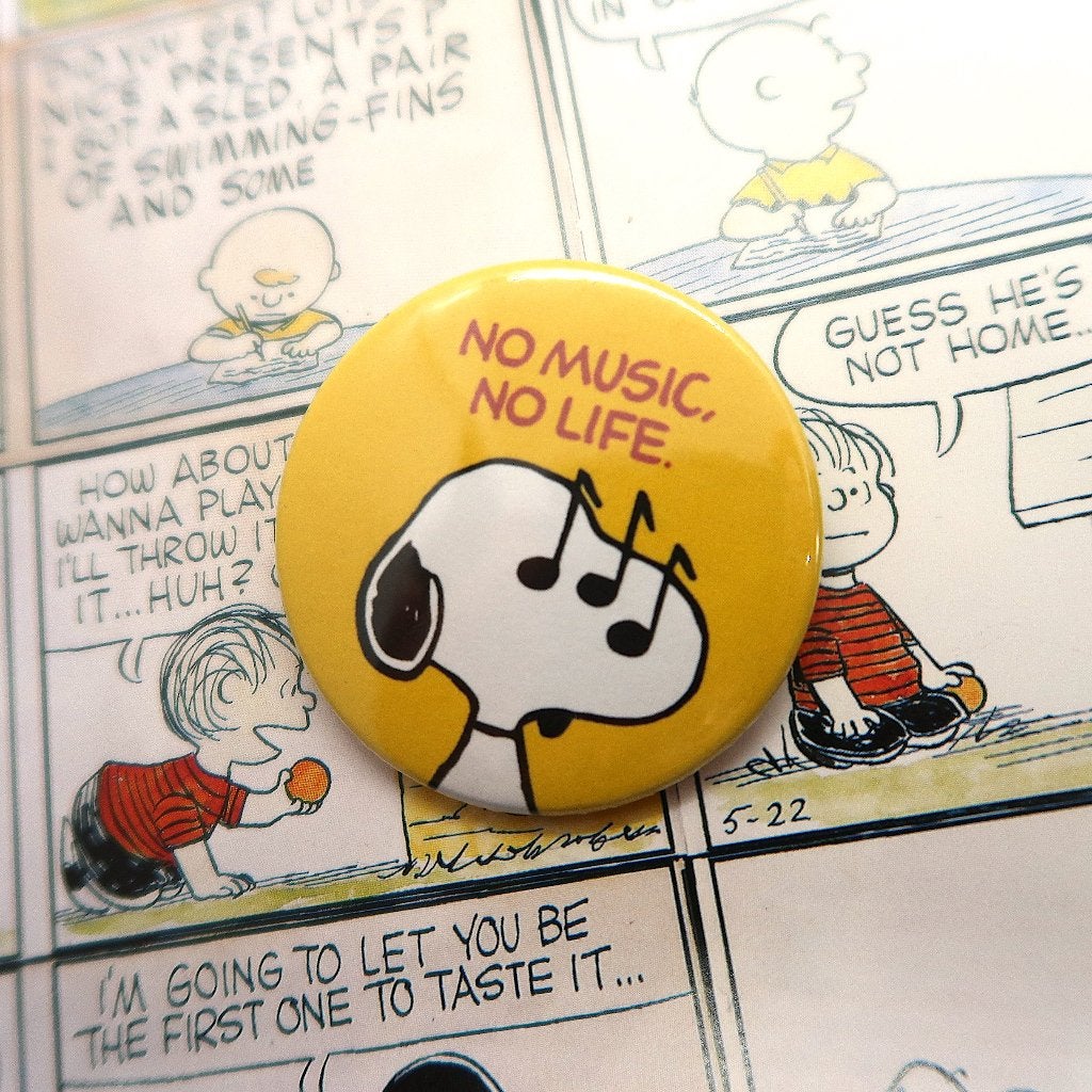 Snoopy Peanuts Comics "No Music No Life" 44MM Button Pin, Verzamelen, Verzenden, Snoopy, Nieuw, Overige typen
