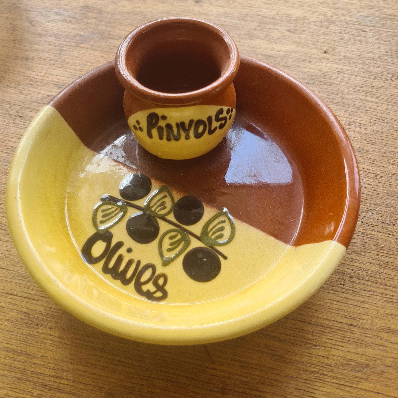 Olijven schaaltje met prikkerhouder - Pinyols, Huis en Inrichting, Keuken | Servies, Ophalen of Verzenden, Overige stijlen, Aardewerk