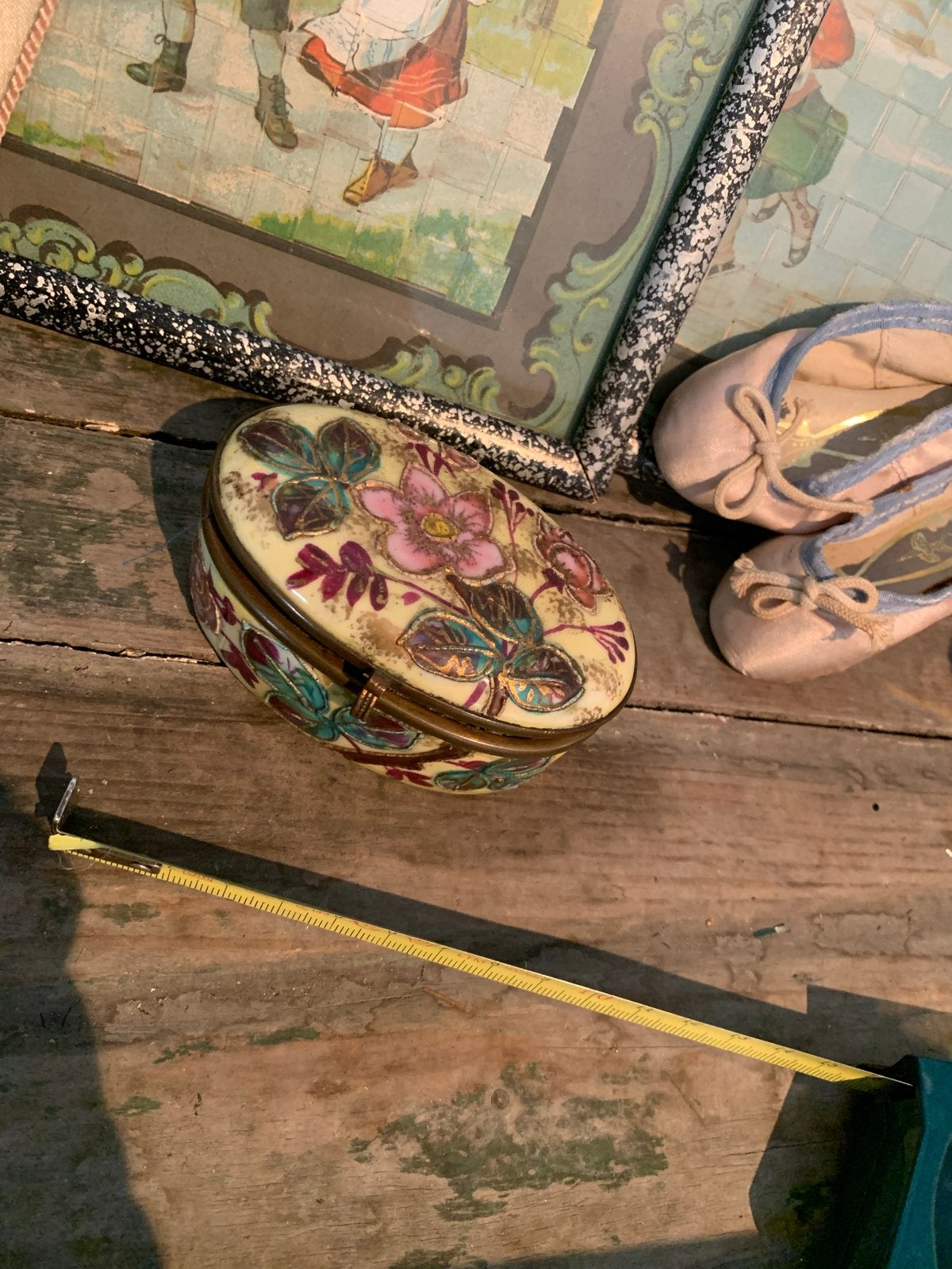 Antiek pillendoosje/juwelendoosje in ormolu met bloemdecor, Antiek en Kunst, Ophalen of Verzenden