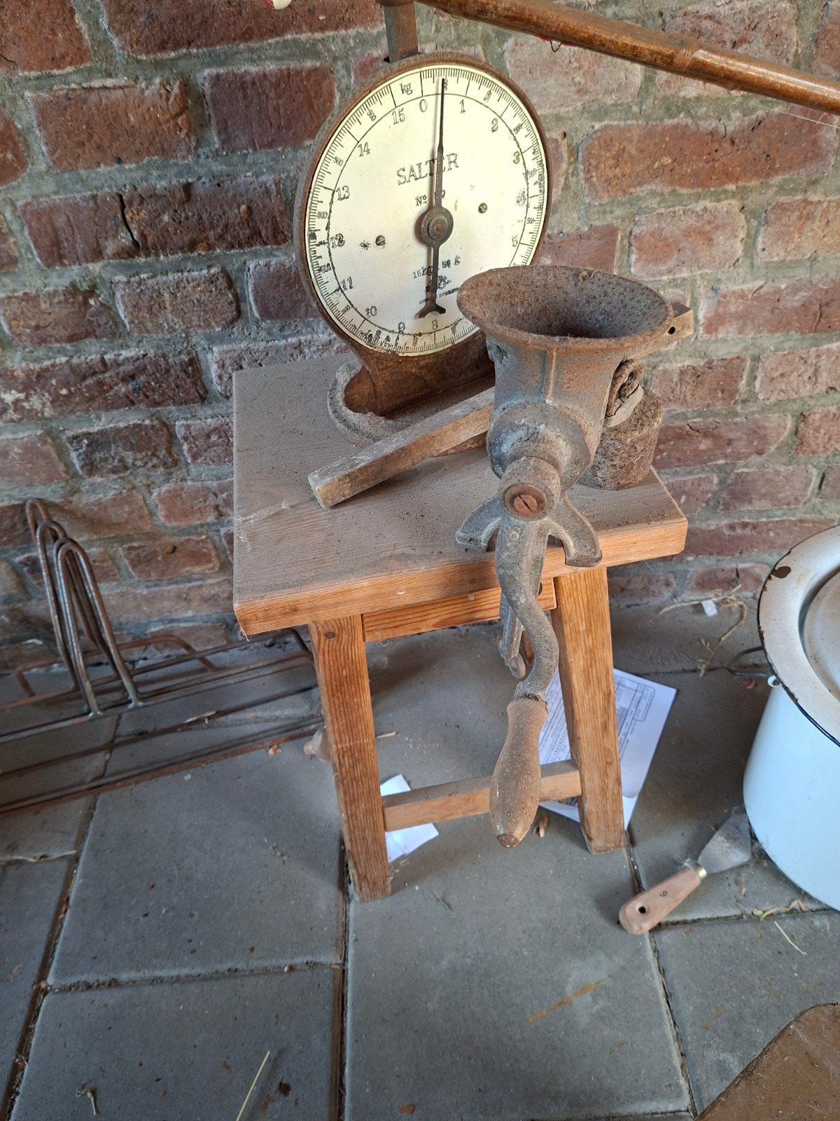 oude weegschaal en vleesmolen, Ophalen