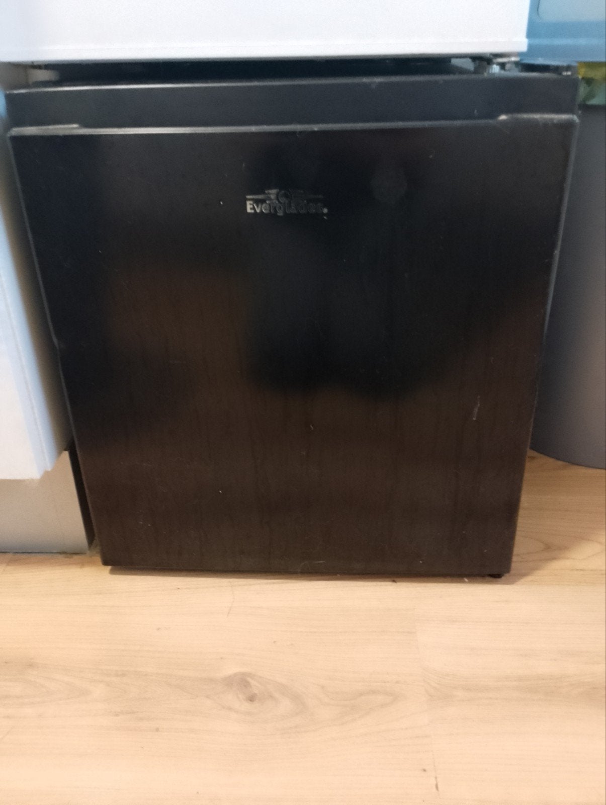 Mini / kleine vriezer. Zwart. Merk Everglades, Ophalen, Gebruikt, Minder dan 85 cm, Minder dan 60 cm