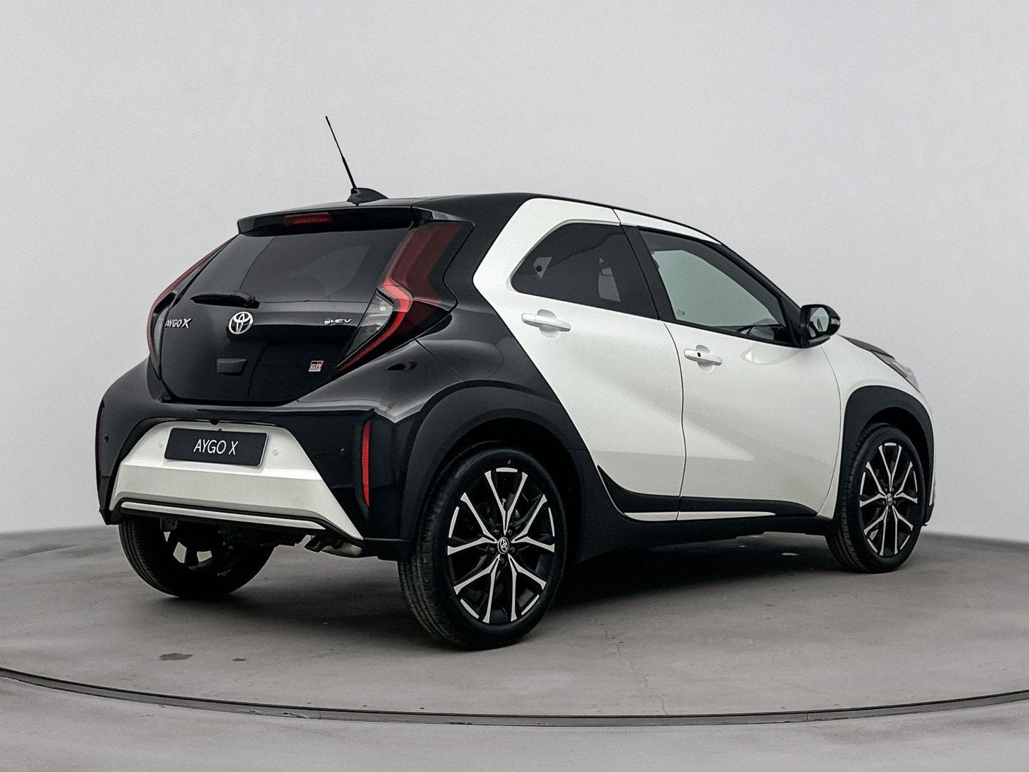 Toyota Aygo X Hybrid 115 GR Sport | NIEUW & SNEL LEVERBAAR |, Auto's, Toyota, Zwart, 4 stoelen, 116 pk, Wit