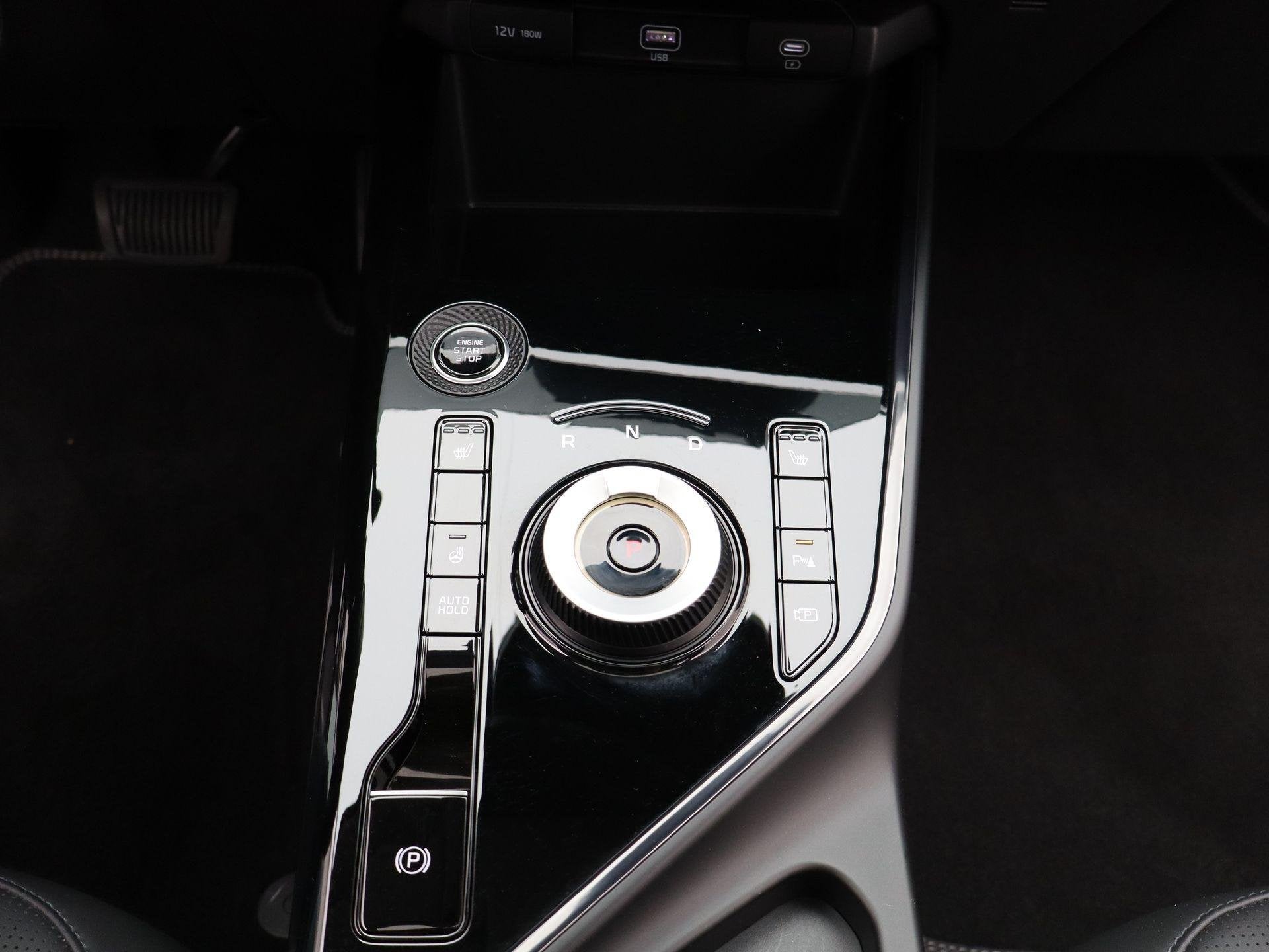 Foto 12 van Kia Niro 1.6 GDi Hybrid DynamicPlusLine | Open dak | Clima |