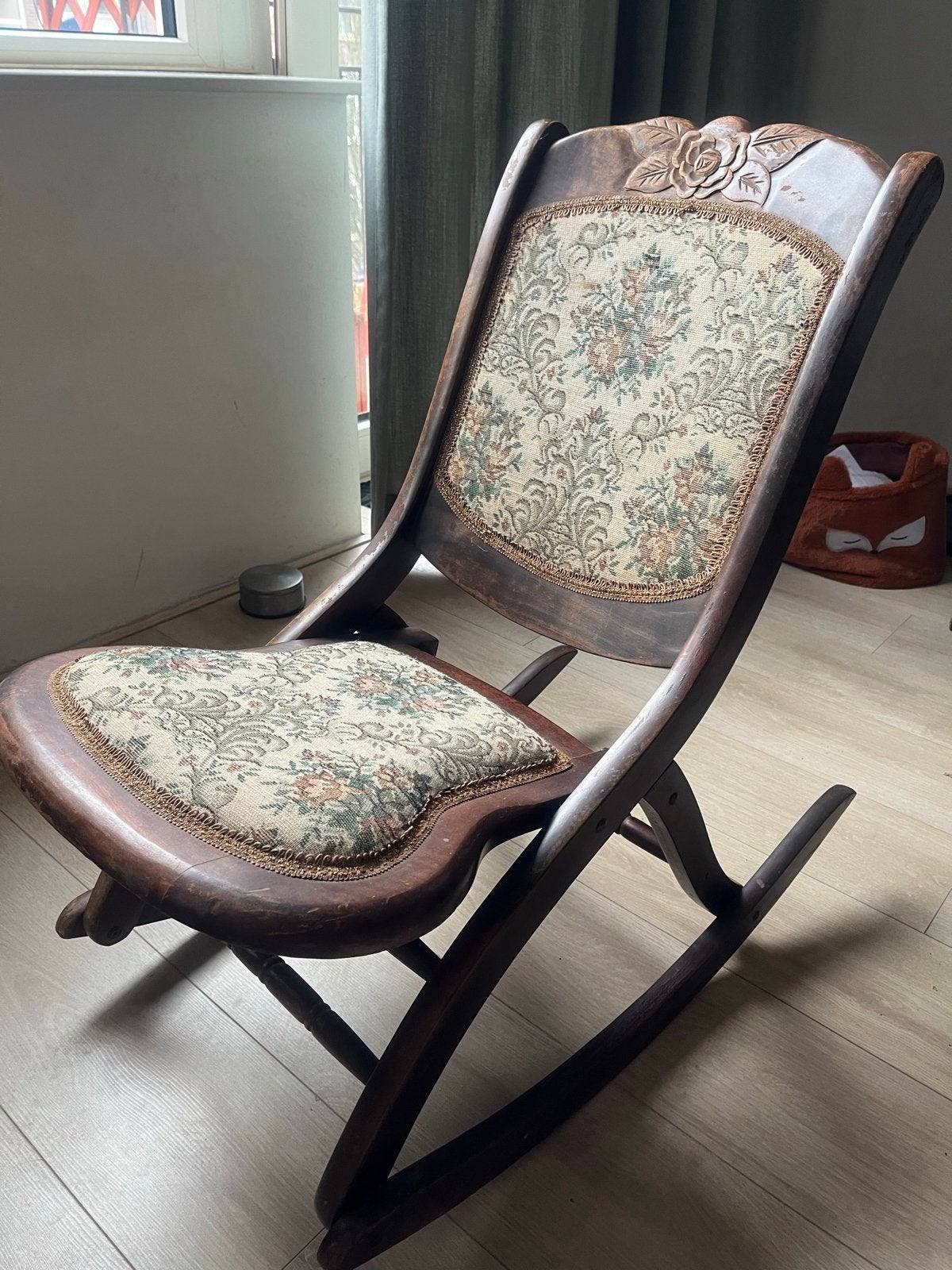 Antieke inklapbare houten schommelstoel, Ophalen