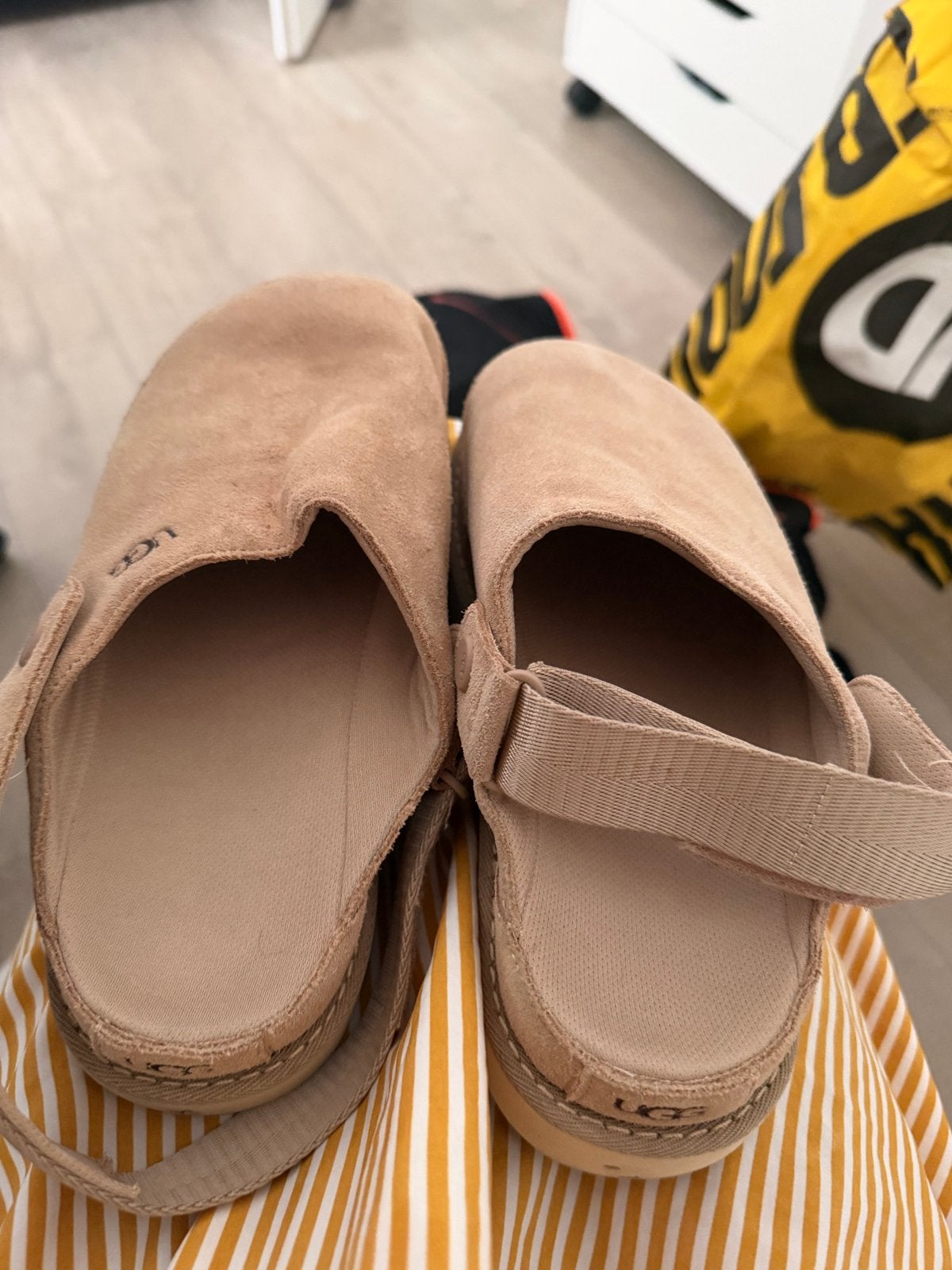 Zo goed als nieuwe UGGs - slechts 1 keer gedragen, Kleding | Dames, Ophalen of Verzenden, Zo goed als nieuw, Beige, Pantoffels of Sloffen