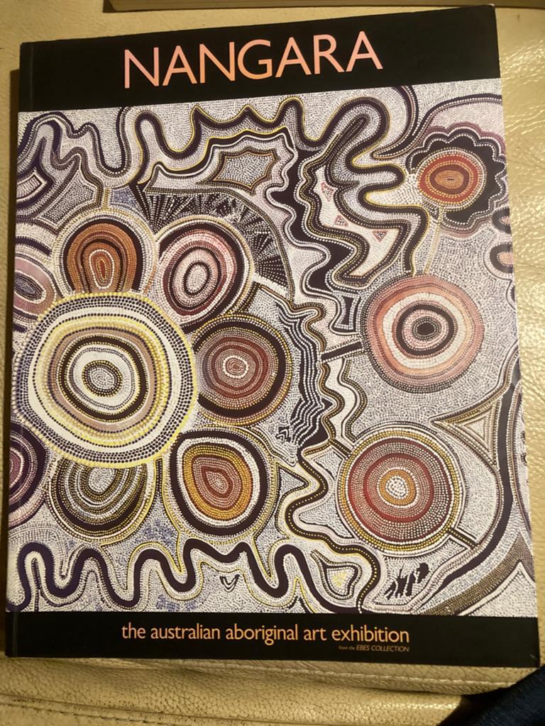Nangara: Tentoonstelling Australische Aboriginal Kunst, Boeken, Ophalen of Verzenden, Gelezen, Grafische vormgeving