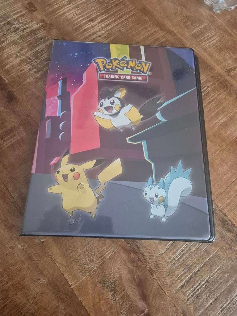 Pokemon verzamelmap met kaarten - Pikachu, Pachirisu, Emolga, Hobby en Vrije tijd, Verzamelkaartspellen | Pokémon, Gebruikt, Meerdere kaarten