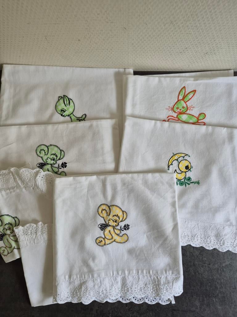 5 lakentjes en 2 sloopjes voor wieg vintage, Ophalen of Verzenden, Gebruikt