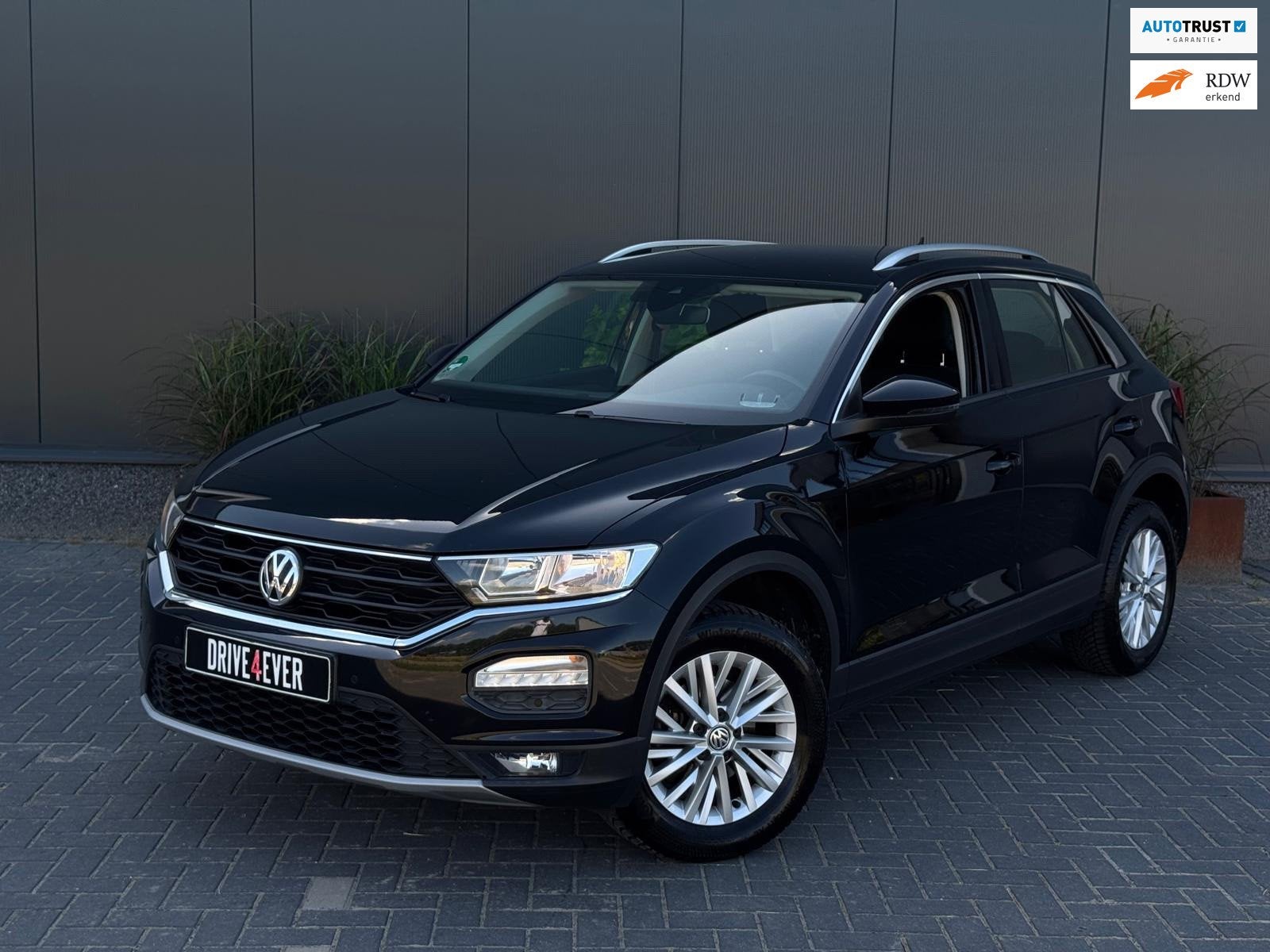 Volkswagen T-Roc 1.5 TSI Style DSG NAVI|PDC|TREKHAAK|AIRCO|M, Auto's, Volkswagen, Stof, 4 cilinders, Zwart, Origineel Nederlands