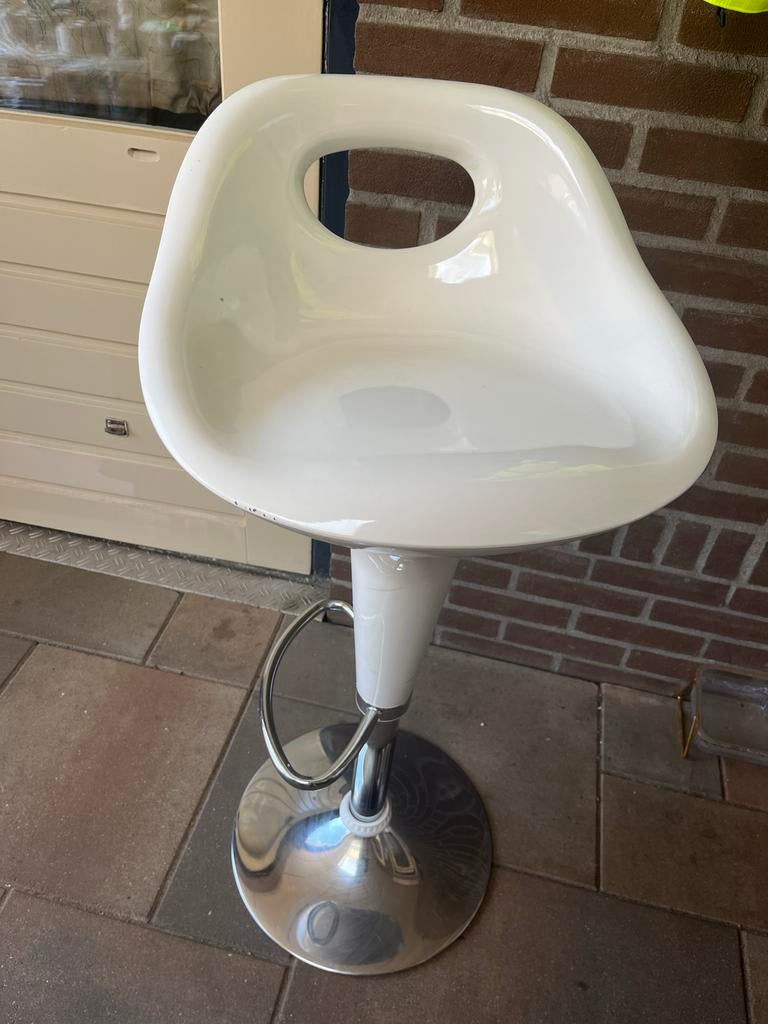 Witte barkruk met verstelbare hoogte en voetsteun, Huis en Inrichting, Barkrukken, Kunststof, In hoogte verstelbaar, Ophalen of Verzenden