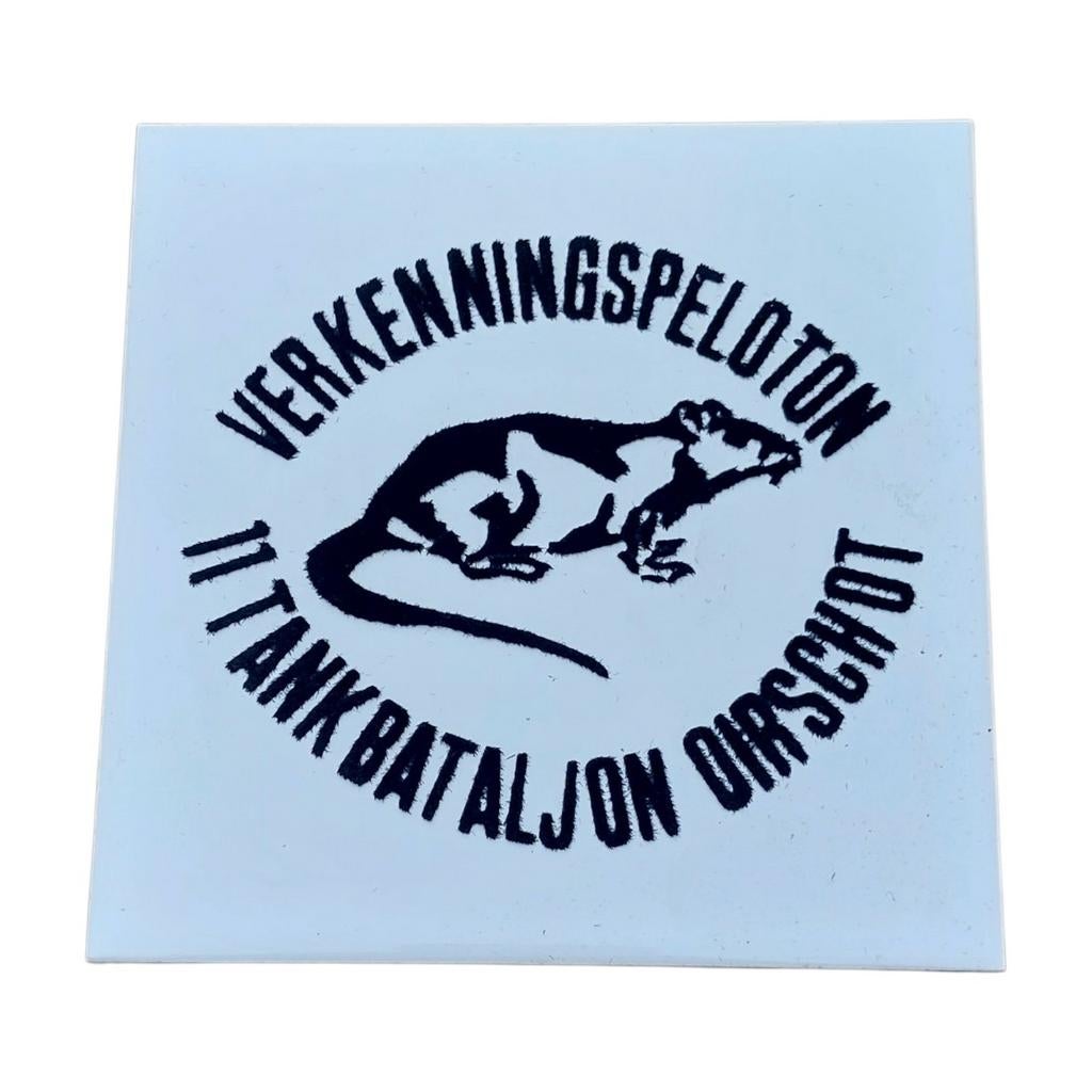 Tegel Verkenningspeleton 11 Tankbataljon Oirschot, Ophalen of Verzenden, Landmacht, Nederland, Embleem of Badge