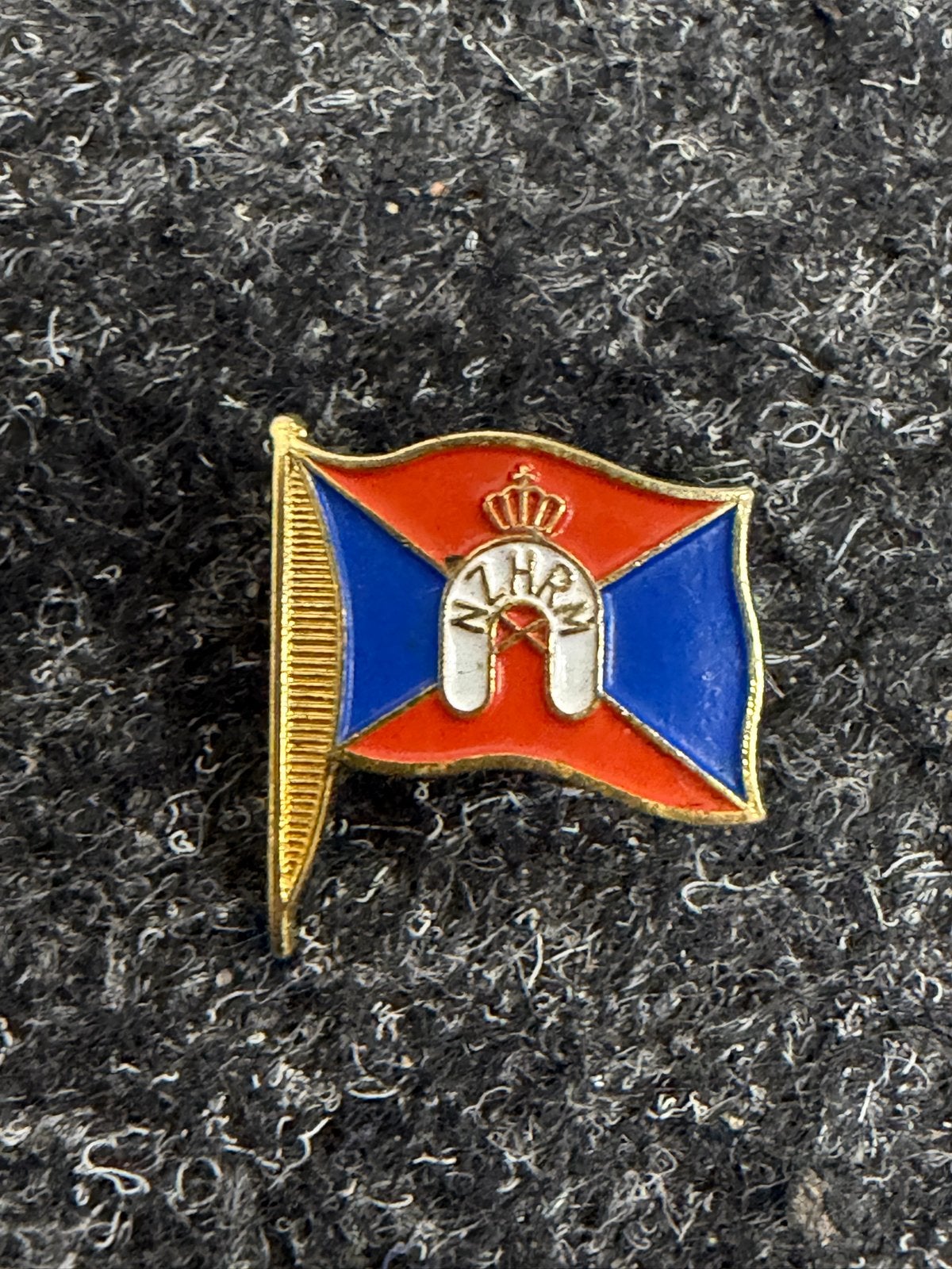 Vintage Speldje Vlag NLHRM met Kroon, Ophalen of Verzenden, Gebruikt, Overige onderwerpen, Speldje of Pin