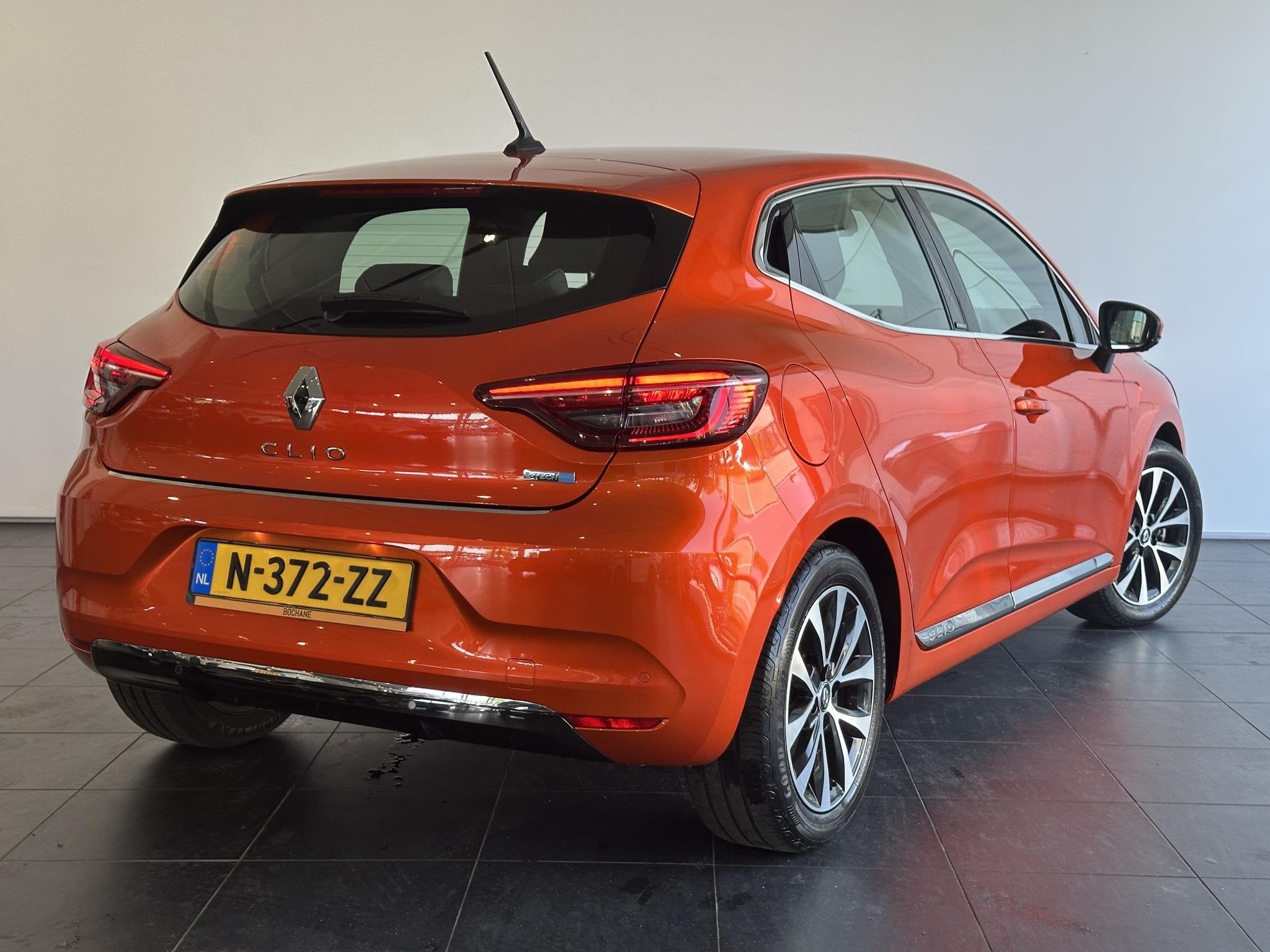 Renault Clio 1.6 E-Tech Hybrid 140 Intens 360 CAMERA | STOEL, Auto's, Renault, Gebruikt, Euro 6, 23 km/l, Hybride Elektrisch/Benzine