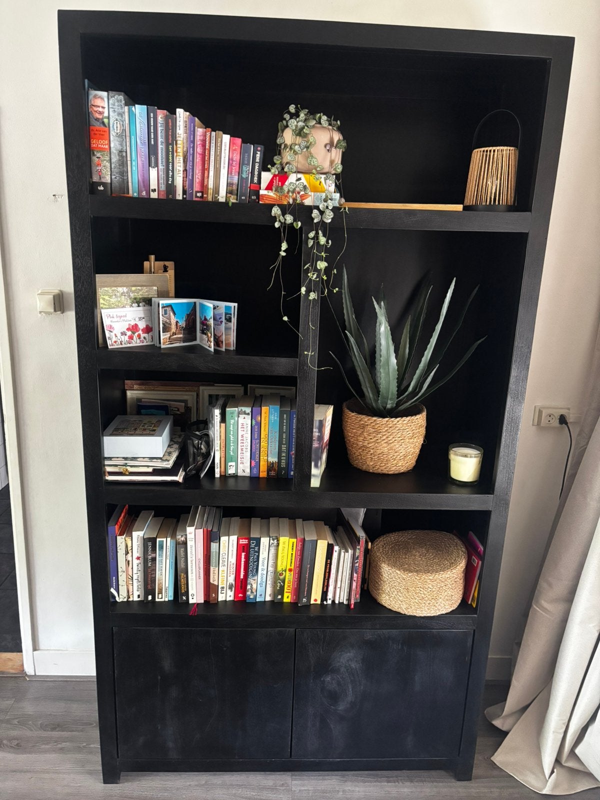 Zwart Mango houten vakkenkast 220h/120b/45d, Huis en Inrichting, Kasten | Boekenkasten, Ophalen, Strak, Met deur(en), 100 tot 150 cm