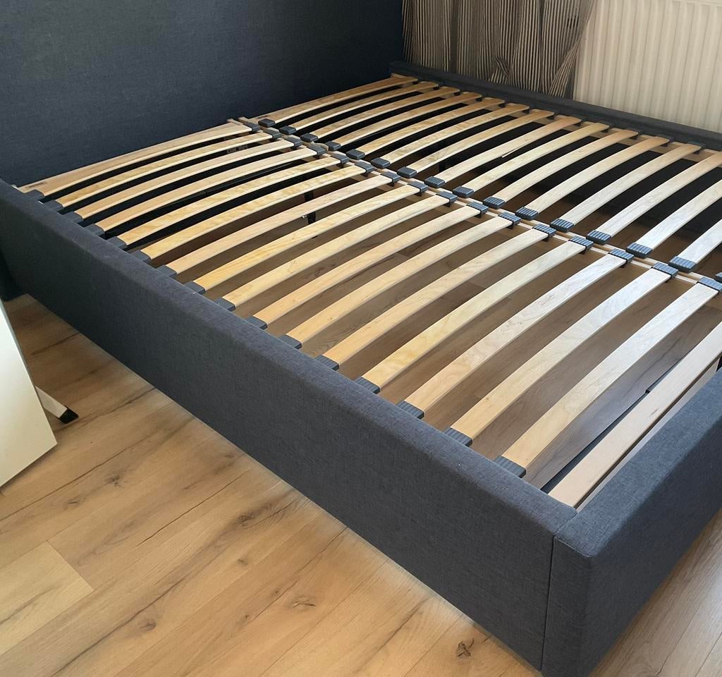 Tweepersoons bed met hoofdbord - donkerGrijs 140cmx200cm, Huis en Inrichting, Slaapkamer | Boxsprings, Gebruikt, Tweepersoons