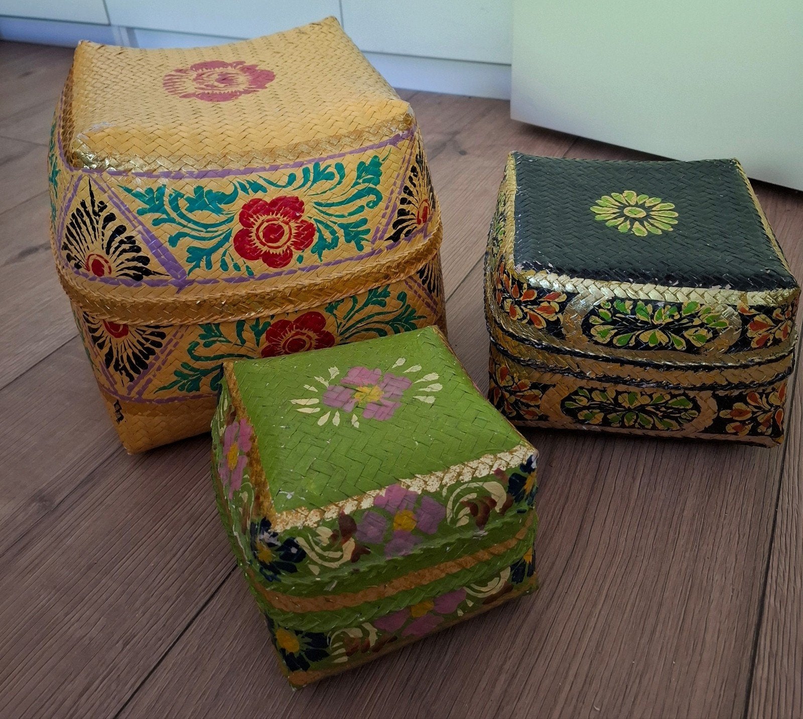 Set van drie kleurrijke Balinese offermanden, Huis en Inrichting, Woonaccessoires | Schalen en Manden, Gebruikt, Mand, Vierkant