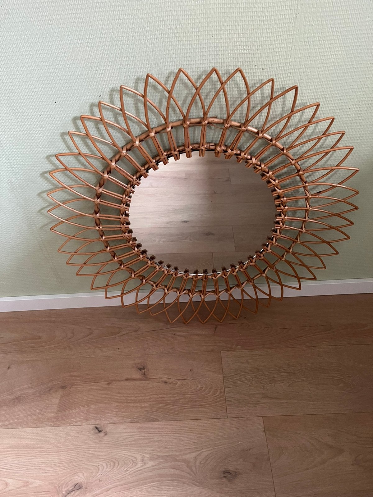 Spiegel rotan zonnebloem, Ophalen, Gebruikt, Rond, 75 tot 100 cm